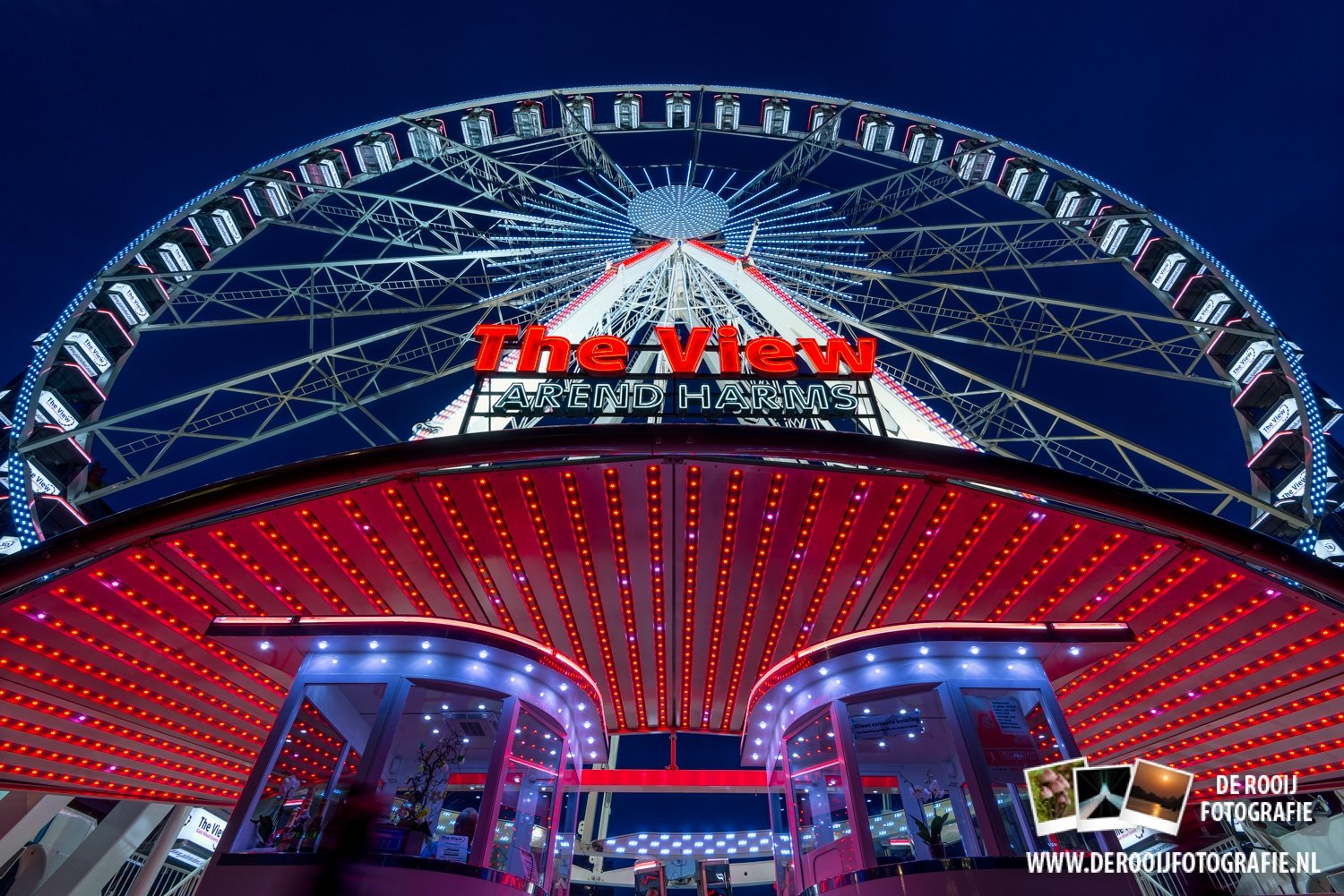 Reuzenrad The View in Rotterdam in de avond