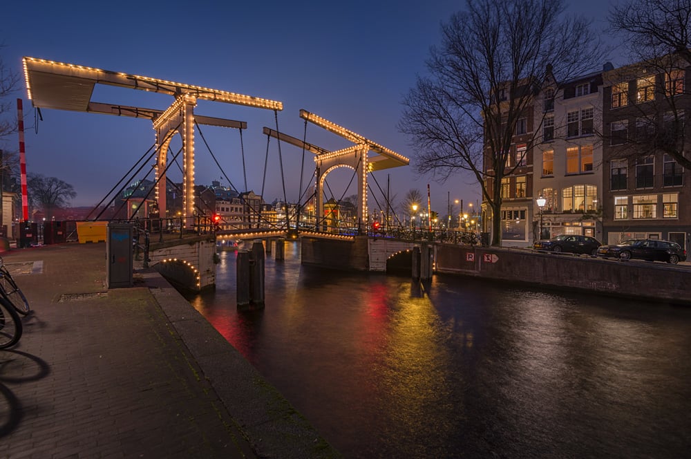 Verlichte gebouwen en bruggen tijdens het Amsterdam Lichtfestival