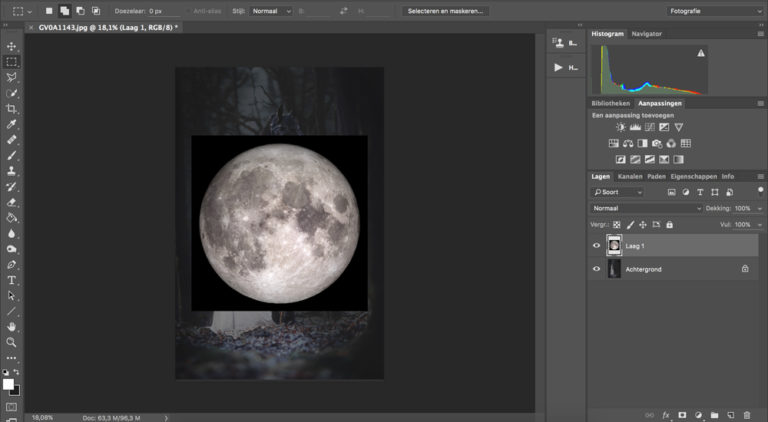 We voegen een afbeelding van een volle maan toe