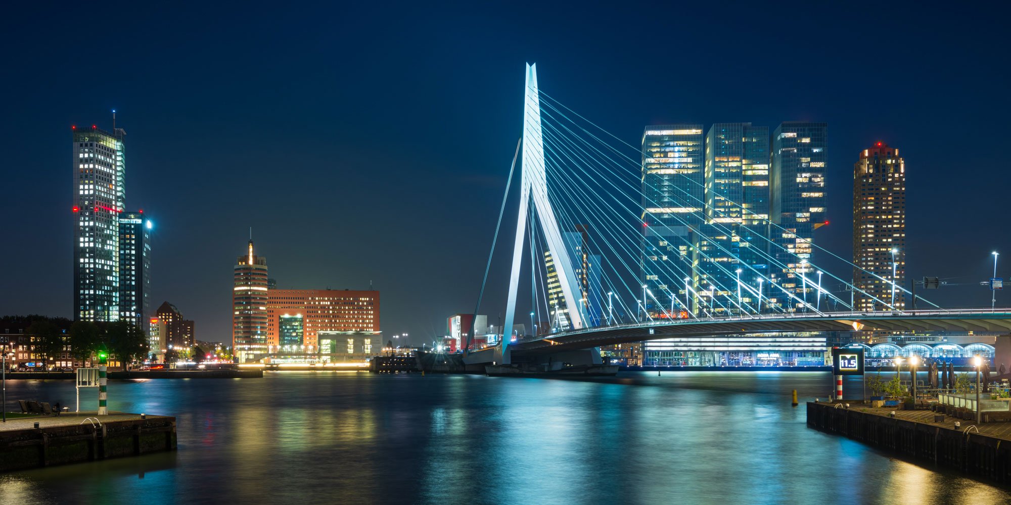 Avondfoto Erasmusbrug in Rotterdam vanaf de Leuvehavenbrug