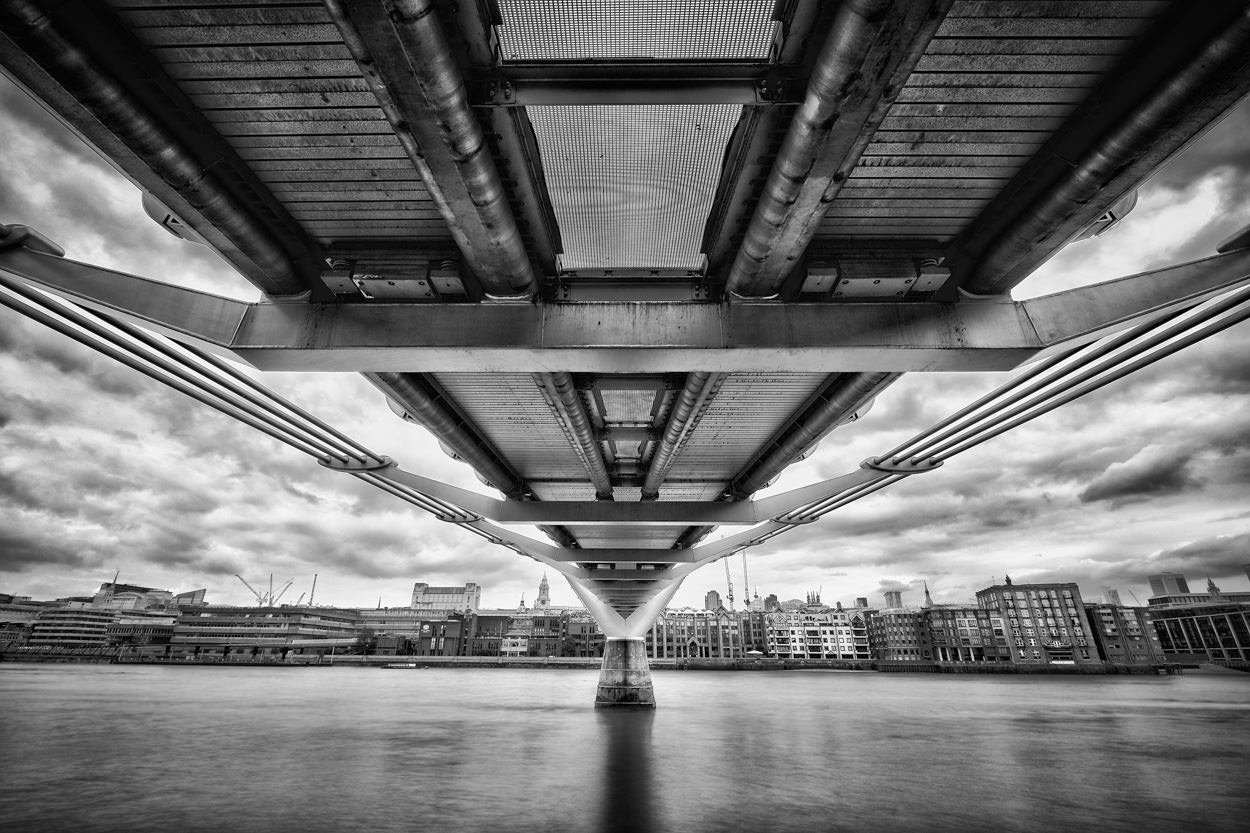 Beste foto's van Londen - Zwart-wit foto van de Millenium Bridge