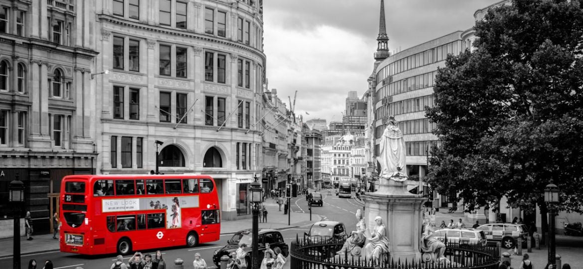 Mooiste foto's van Londen - Zwart-wit foto met rode bus