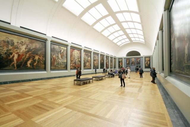 Hal Louvre Museum