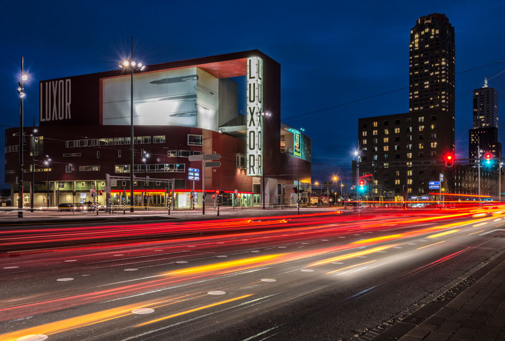 Nieuwe Luxortheater in Rotterdam 's nachts