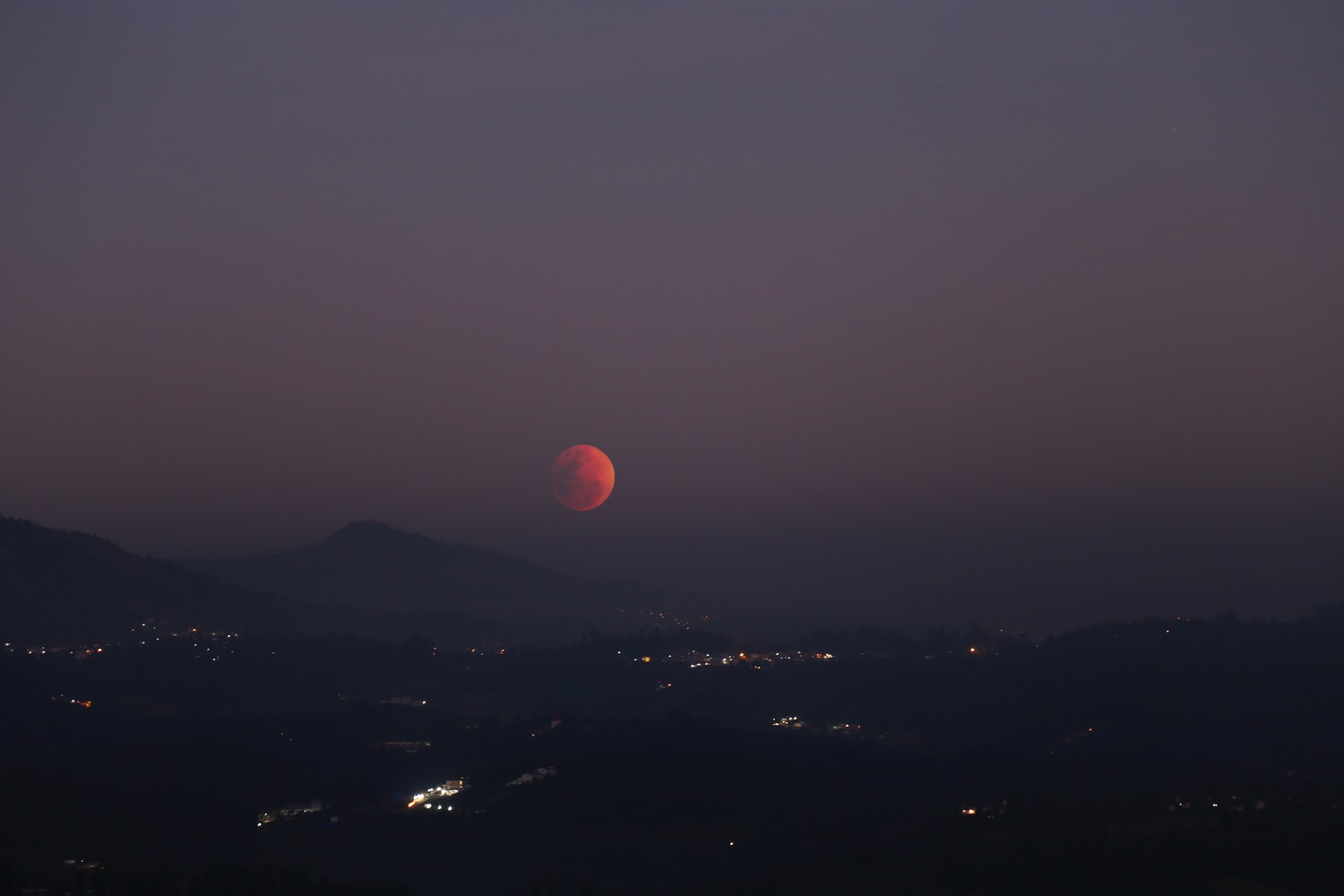 bloedmaan stad uitzicht