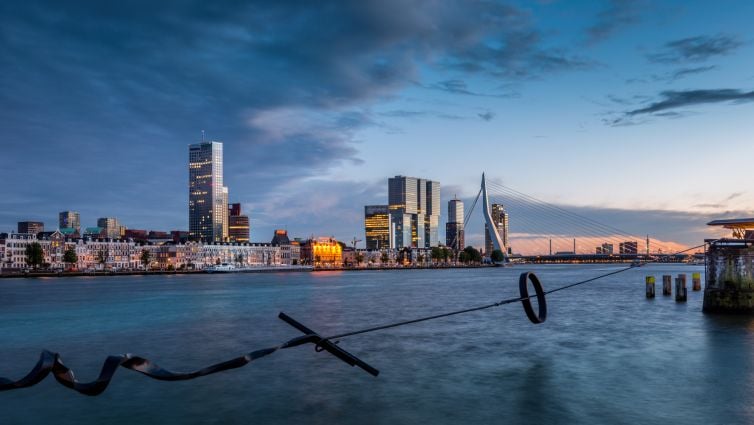 Skyline van Rotterdam na zonsondergang