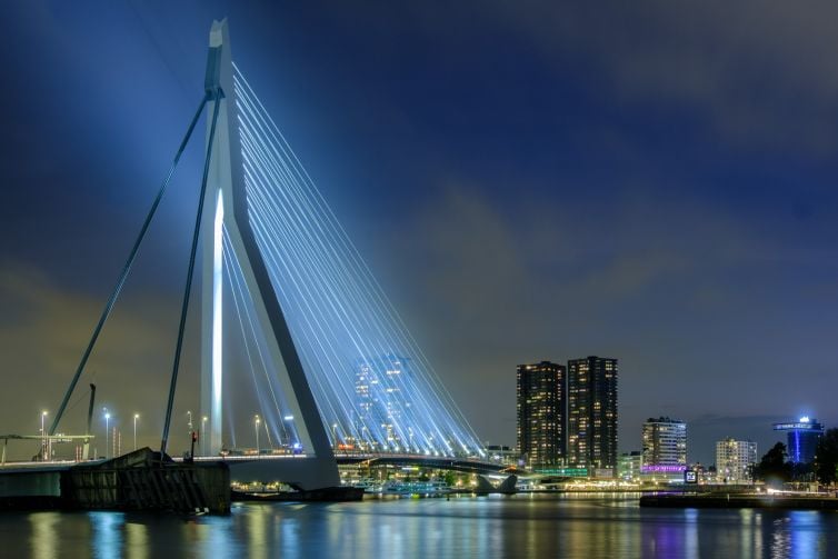 Mooisite avondfoto Erasmusbrug in Rotterdam