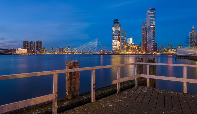 Mooiste skyline avondfoto van Rotterdam - vanaf Katendrecht