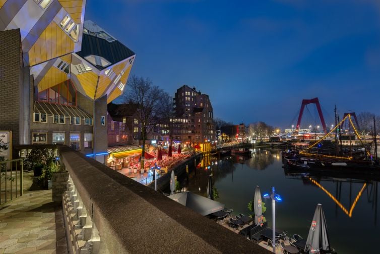 Oude Haven met Kubushuizen in de avond