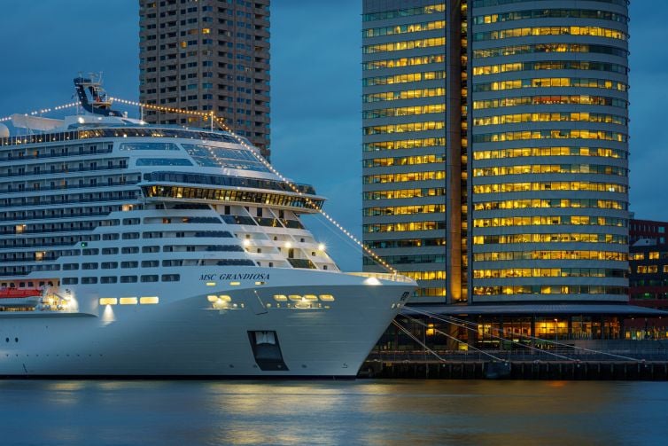 MSC Grandiosa aan de Wilhelminakade in Rotterdam