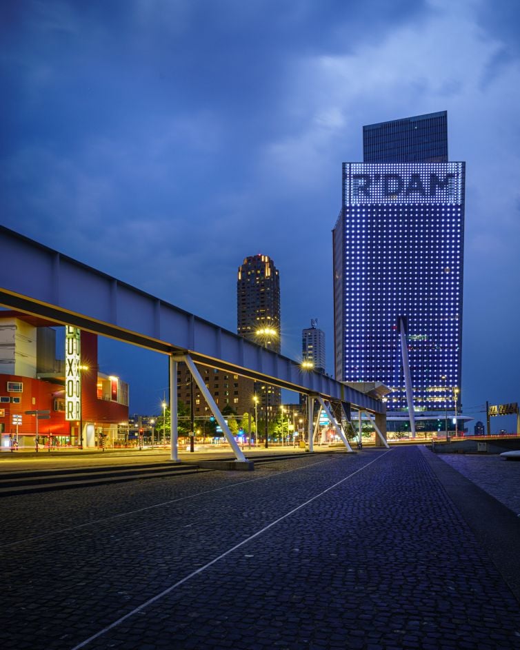 KPN kantoor in Rotterdam in de avond