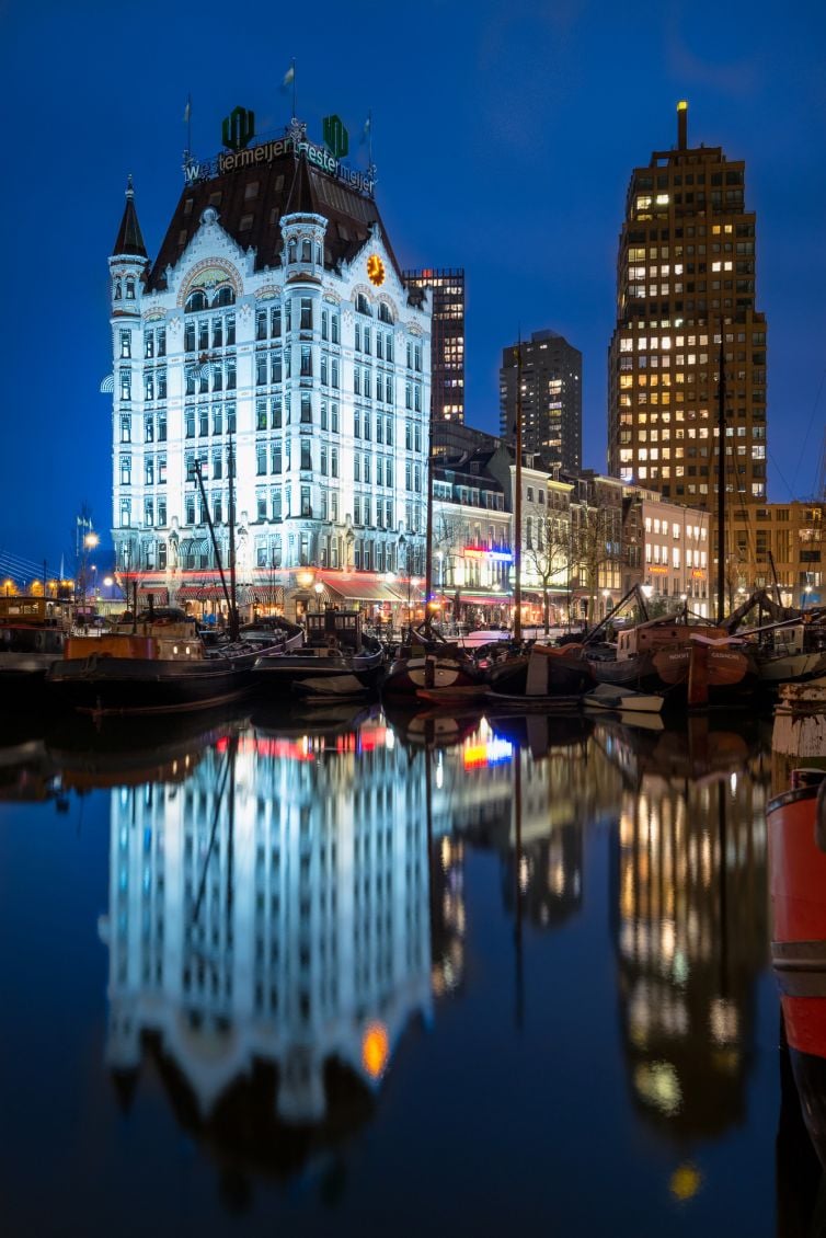 Witte Huis in Rotterdam in de avond