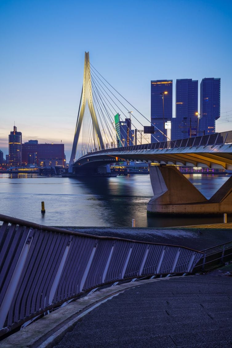 Erasmusbrug tijdens de zonsopkomst