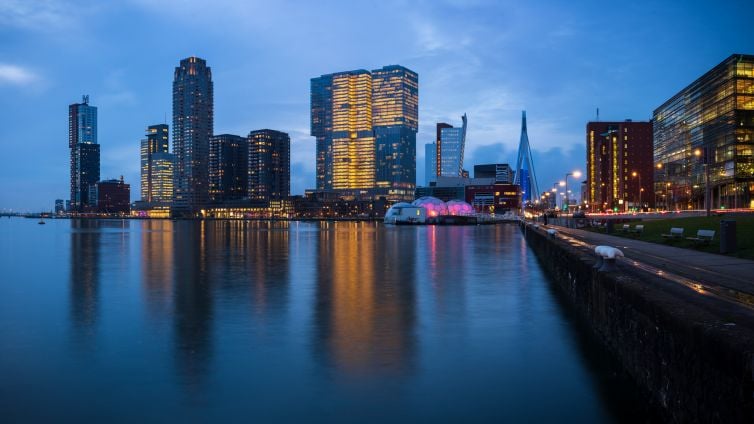 Avondfoto Rijnhaven en Kop van Zuid in Rotterdam