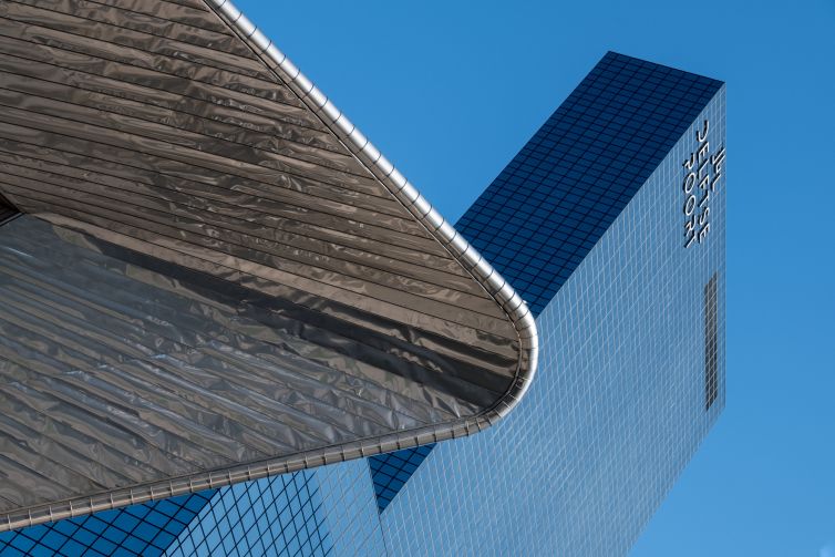 Foto van het Centraal station en De Delftse Poort