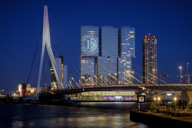 Erasmusbrug en De Rotterdam met Feyenoord logo (Feyenoord landskampioen)