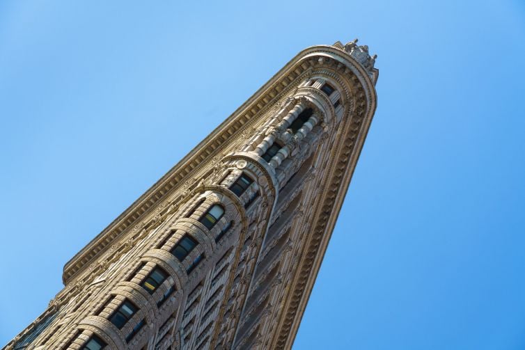 Flatiron building met blauwe lucht