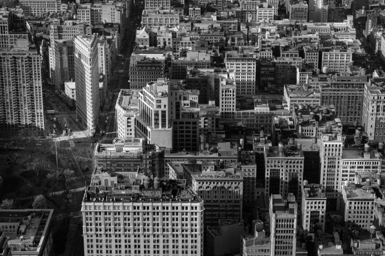 Flatiron building vanaf het Empire State Building (zwart-wit foto)