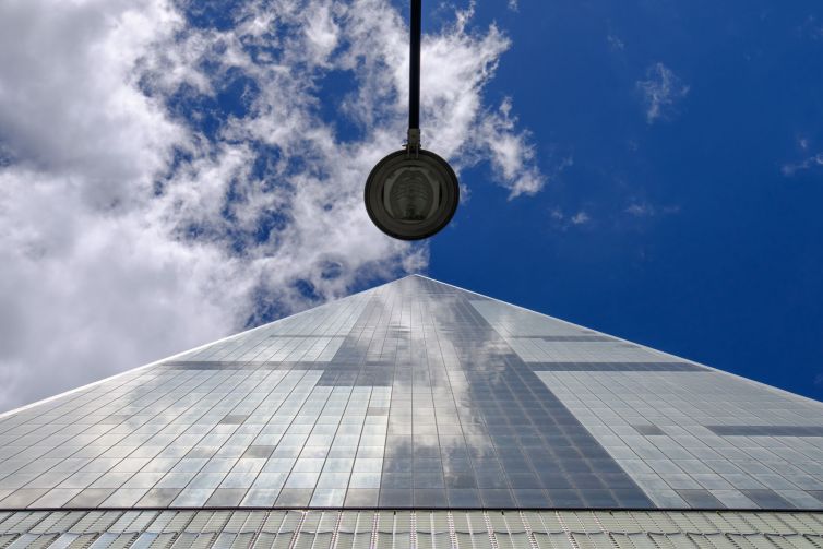 Foto Freedom Tower met straatlantaarn