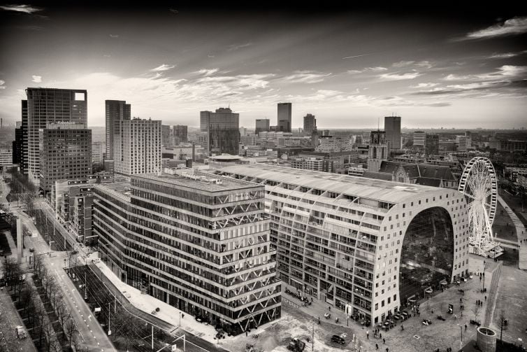 De Markthal met reuzenrad van boven gefotografeerd