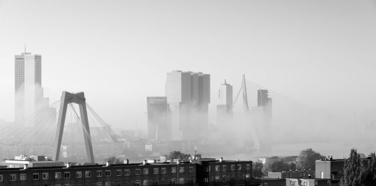 Mooiste mist skyline foto's Rotterdam