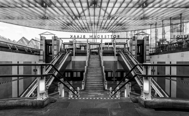 Zwart-wit foto Rotterdam Blaak treinstation