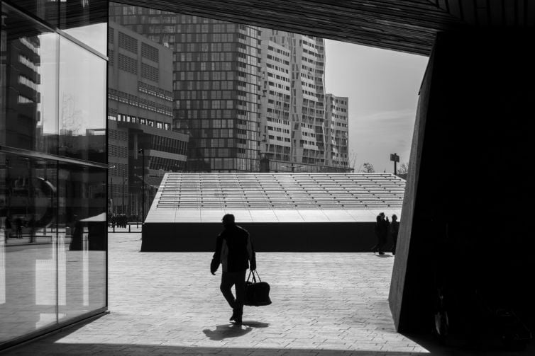 Centraal Station in Rotterdam (zwart-wit straatfoto)