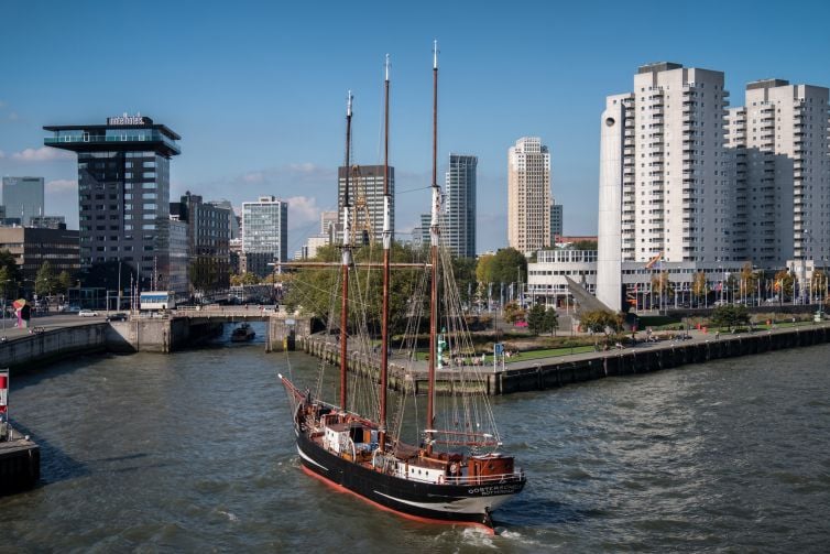 Driemaster de Oosterschelde in de Rotterdamse Leuvehaven