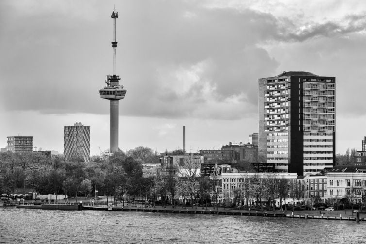 Foto van de Euromast en Vopak in zwart-wit