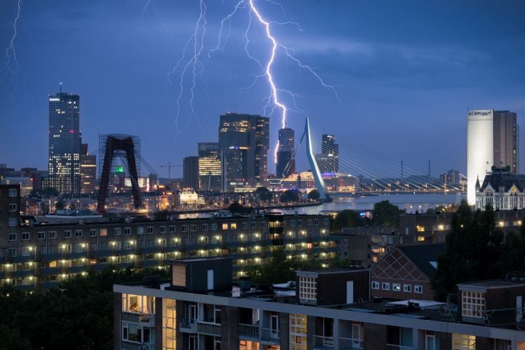 Skyline foto Rotterdam met blikseminslag