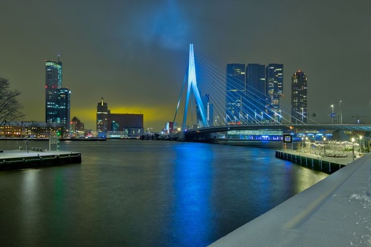 Sneeuwfoto Rotterdam met de Erasmusbrug