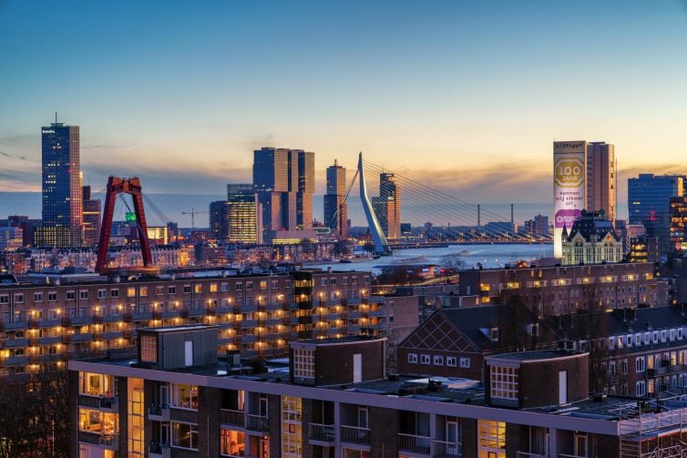 Skyline Rotterdam tijdens de zonsondergang