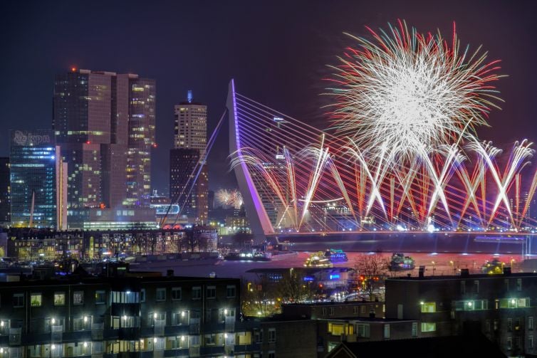 Nieuwjaarsfoto Rotterdam met Nationaal Vuurwerk bij Erasmusbrug