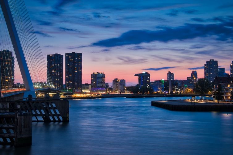 Blauwe uurtje Erasmusbrug en Leuvehaven hoofd