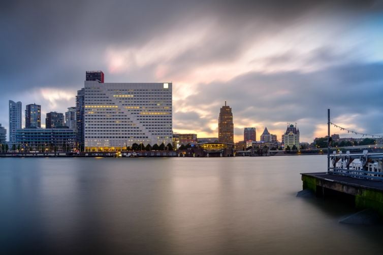 Foto zonsondergang Willemswerf in Rotterdam