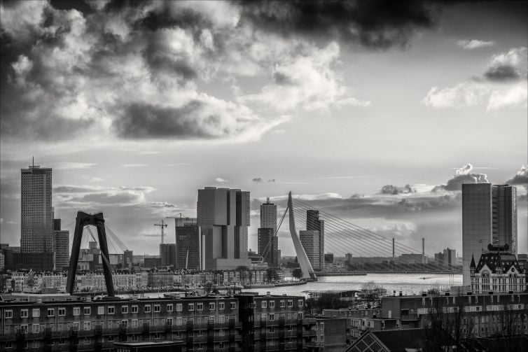 Mooiste skyline foto van Rotterdam in zwart-wit