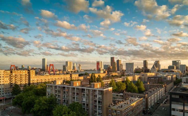 Mooiste skyline foto van Rotterdam tijdens zonsondergang