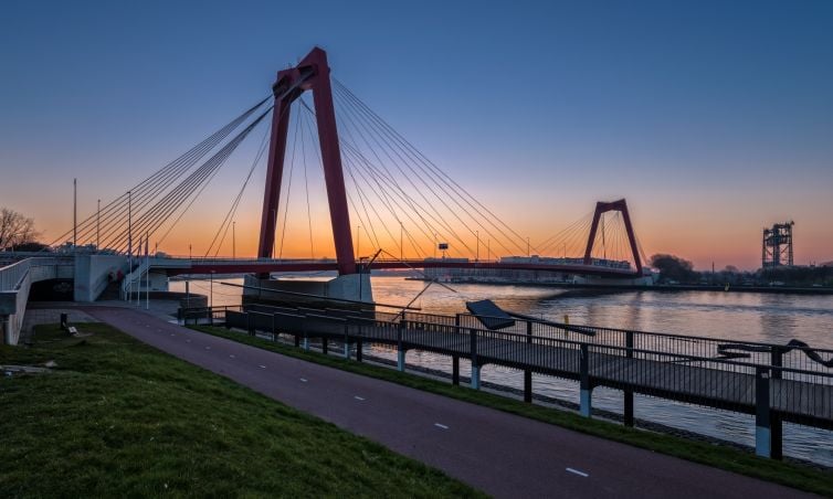 Zonsopkomst foto Willemsbrug