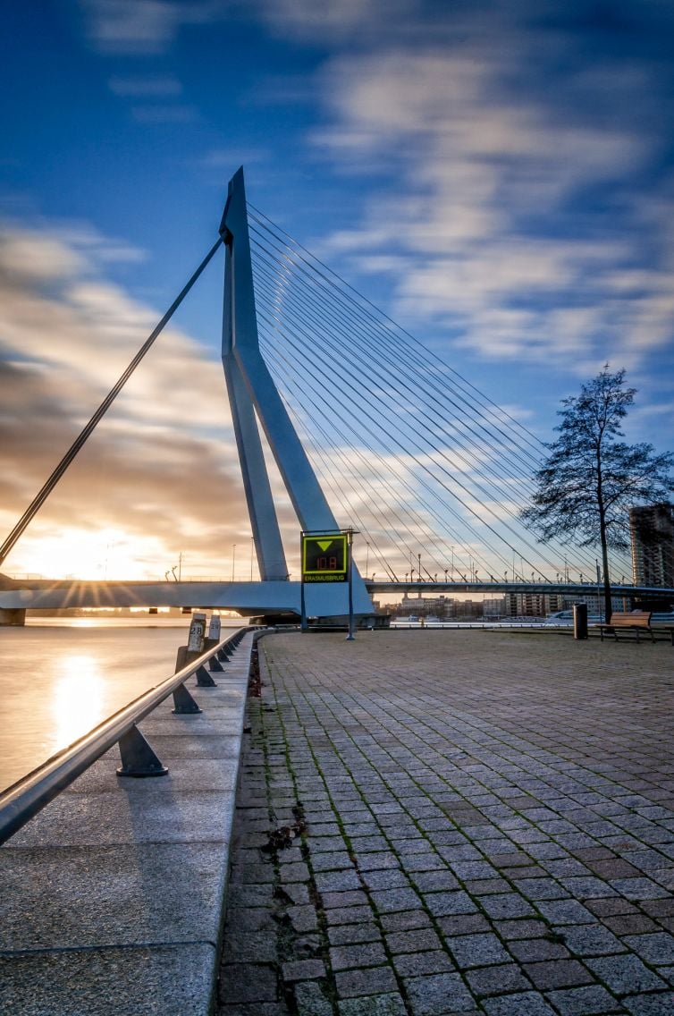 Foto zonsondergang Erasmusbrug met lange sluitertijd