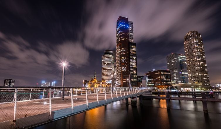 Rijnhavenbrug en Kop van Zuid in de avond