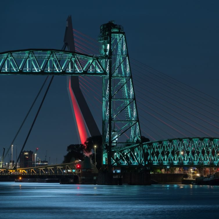 Mooiste avondfoto met maanlicht - De Hef en Erasmusbrug