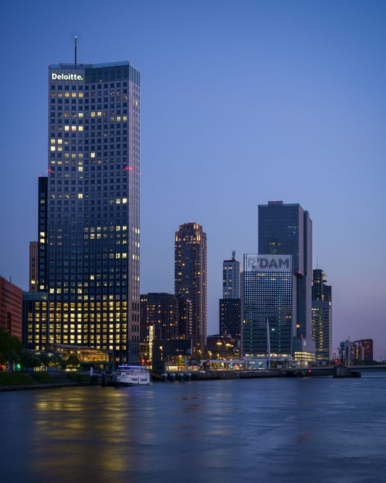 Maastoren en KPN gebouw in de avond