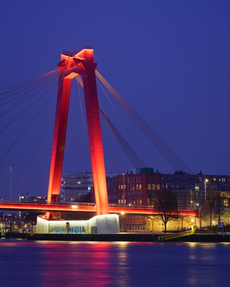 Mooiste avondfoto van de Willemsbrug in Rotterdam