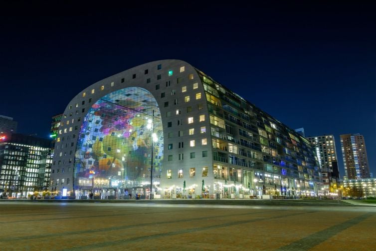 Nachtfoto van de verlichte Markthal in Rotterdam