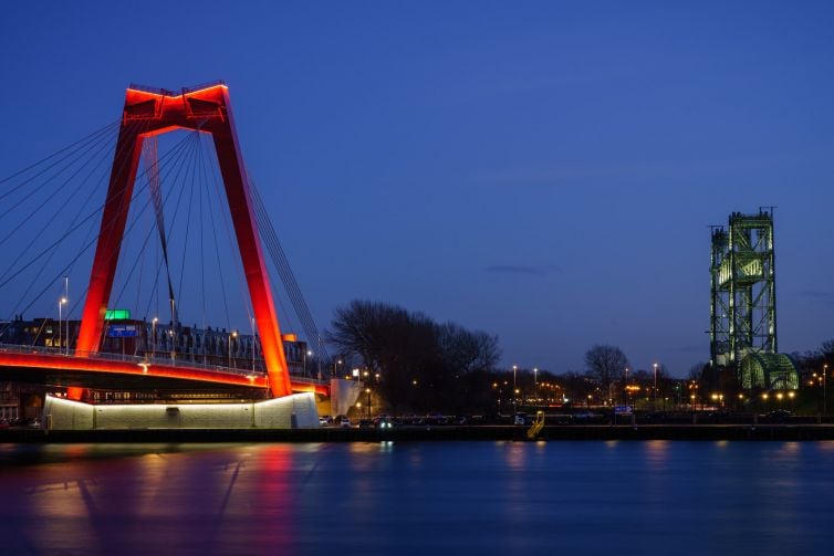 Mooiste avondfoto Willemsbrug en De Hef