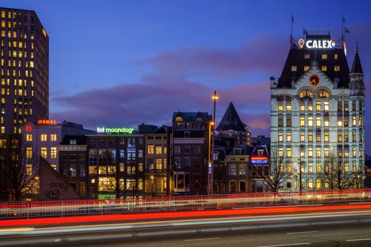 Avondfoto Witte Huis (Calex) vanaf Willemsbrug