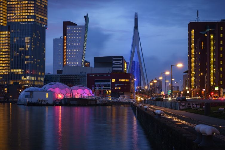 Avondfoto Rijnhaven met Erasmusbrug tijdens het blauwe uurtje