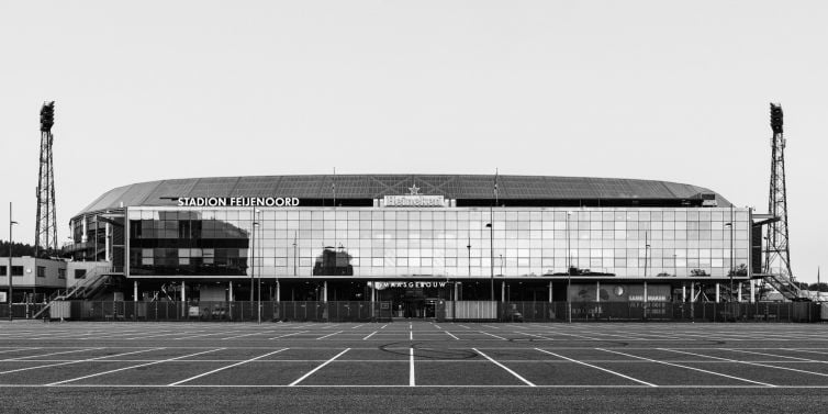 Stadion Feijenoord in Rotterdam (zwart-wit foto)