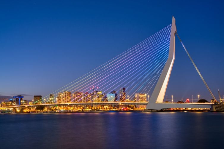 Mooiste avondfoto Erasmusbrug - Pride kleuren