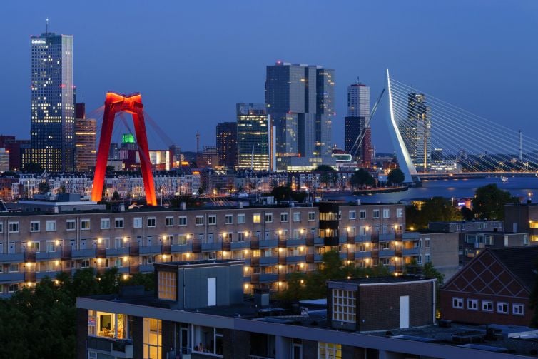 Mooiste skyline avondfoto van Rotterdam